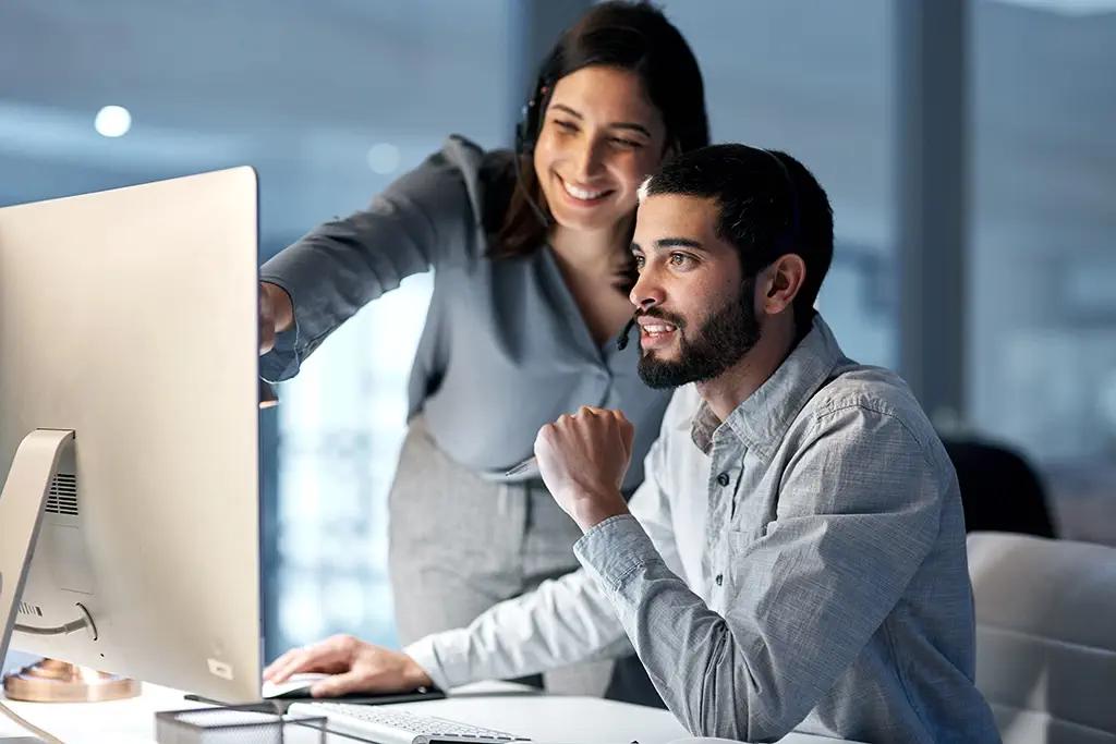 Une personne utilise un ordinateur portable dont l'écran affiche des graphiques analytiques.